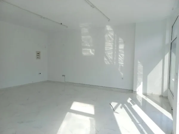 Shqiperi, jepet me qera dyqan Kati 0, 40 m² 700 € (rruga bardhyl)