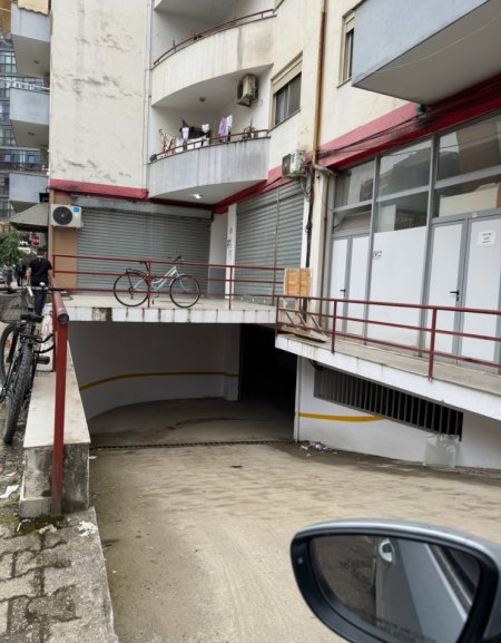 Tirane, shitet garazh | post parkimi 17900 euro Kati -1, 17 m² (Bulevardi Migjeni, Pallati pas notere Sanjes)