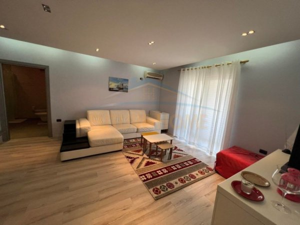 Tirane, jepet me qera apartament 1+1+Ballkon Kati 8, 62 m² 600 € (Rruga e Elbasanit, Prane Ambasador 3)