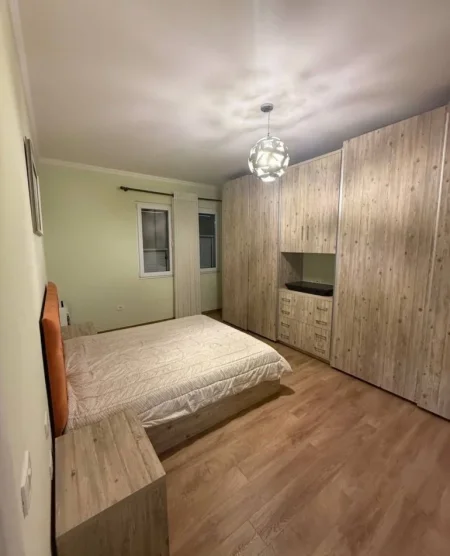 Tirane, jepet me qera apartament 2+1+Ballkon Kati 2, 120 m² 800 € (Prane Spitalit Amerikan 3)