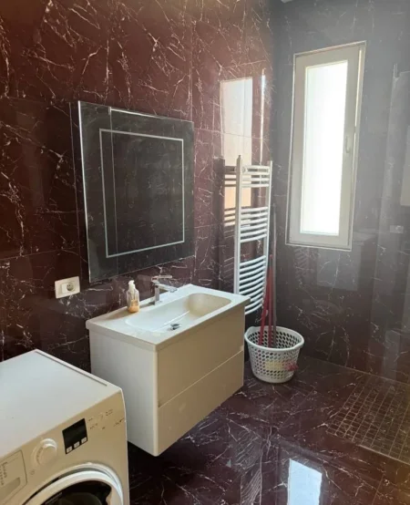 Tirane, jepet me qera apartament 2+1+Ballkon Kati 2, 120 m² 800 € (Prane Spitalit Amerikan 3)