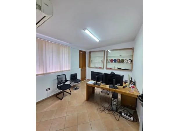 Tirane, jepet me qera zyre Kati 1, 120 m² 800 € (Rr. Ndre Mjeda)