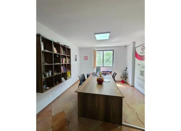 Tirane, jepet me qera zyre Kati 1, 120 m² 800 € (Rr. Ndre Mjeda)
