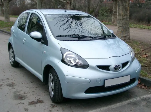 Tirane, japim me qera makine Toyota Aygo Benzin, gri metalizato automatik Kondicioner 180 km 29 €