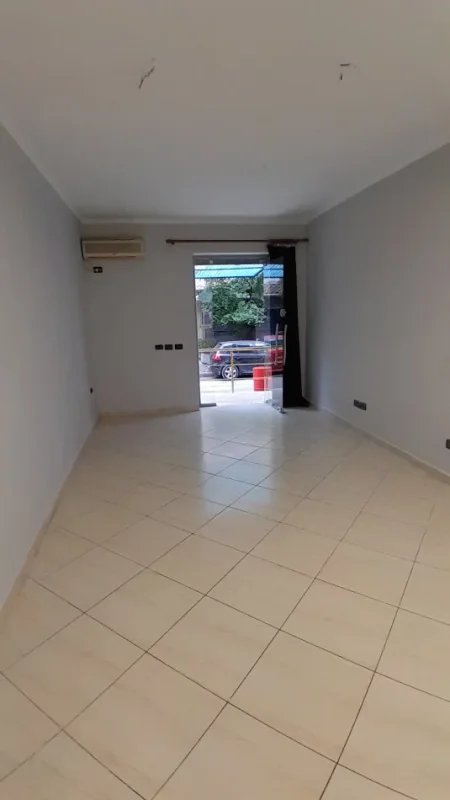 Tirane, jepet me qera zyre , 45 m²  400 € (Pjeter Bogdani)