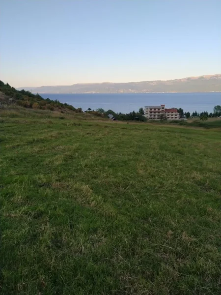 Pogradec, shes toke , 1.000 m² (Pogradec (udenisht) përball liqenit)