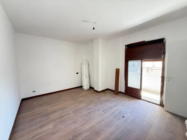 Durres, shes apartament 1+1+Ballkon Kati 4, 65 m² 88.000 € (Markata,Durres 88.000 EURO. SHITET 1+1 me dy ballkone)