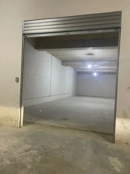 Tirane, jap me qera garazh | post parkimi 1+1 Kati -1, 170 m² 1.700 € (Ish Stacioni i Trenit)