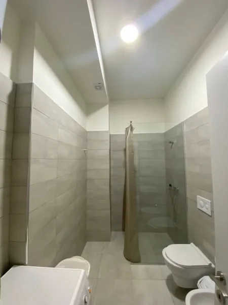 Tirane, jepet me qera garazh | post parkimi 1+1+Ballkon Kati 7, 72 m² 650 € (Riza Cerova)