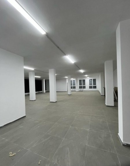 Tirane, jepet me qera ambjent biznesi Kati 2, 300 m² 800 € (PASKUQANI)