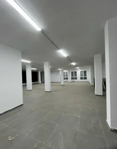 Tirane, jepet me qera ambjent biznesi Kati 2, 300 m² 800 € (PASKUQANI)