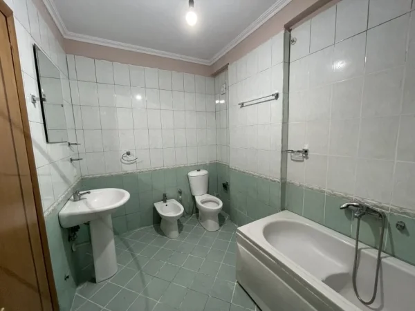 Tirane, jepet me qera apartament 2+1+Aneks+Ballkon Kati 5, 110 m² 330 € (Besim Alla)