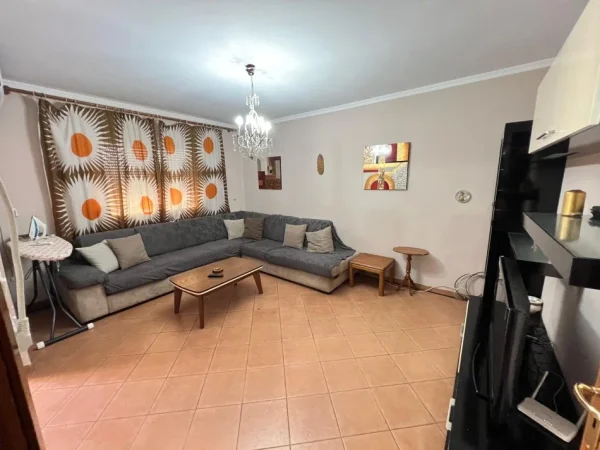 Tirane, jap me qera apartament 1+1+Ballkon Kati 5, 60 m² 350 € (rruga sadik Petrela)