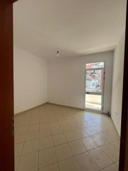 Tirane, shitet apartament 1+1+Ballkon Kati 4, 59 m² 78.000 € (Restorant Fresku, tek Sparkly Paws)
