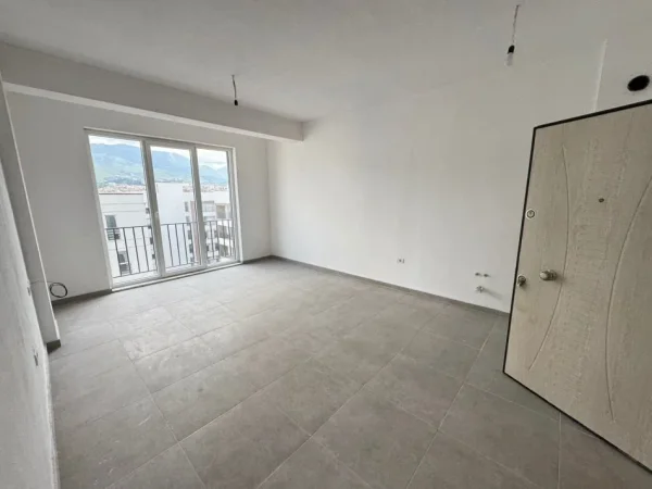 Tirane, jap me qera apartament 2+1+Ballkon Kati 7, 80 m² 400 € (rruga 5 maji)