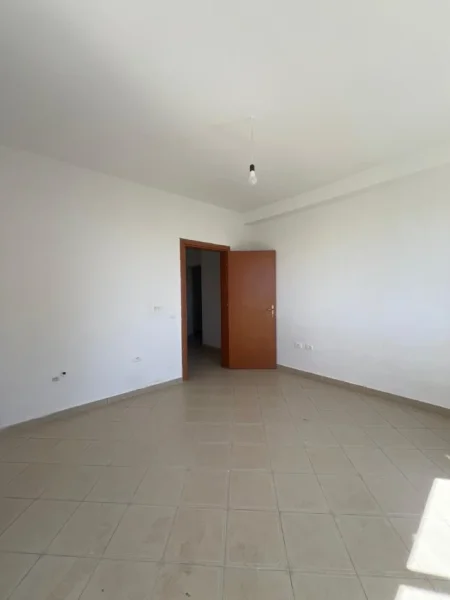 Tirane, shitet apartament 1+1+Ballkon Kati 4, 64 m² 84.000 € (Restorant Fresku, tek Sparkly Paws)