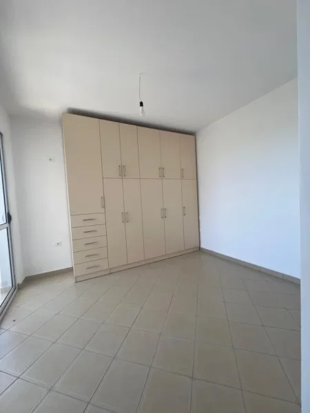 Tirane, shitet apartament 1+1+Ballkon Kati 4, 64 m² 84.000 € (Restorant Fresku, tek Sparkly Paws)