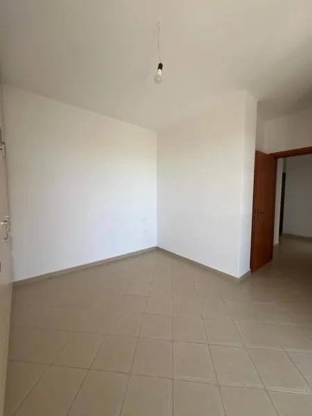 Tirane, shitet apartament 1+1+Ballkon Kati 4, 64 m² 84.000 € (Restorant Fresku, tek Sparkly Paws)
