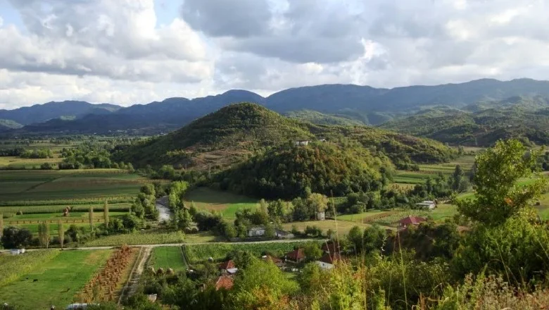 Tirane, shitet truall , 7.000 m² (Baldushk)