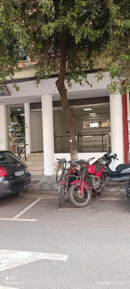 Tirane, jepet me qera dyqan Kati 0, 70 m² 900 € (21 DHJETORI)