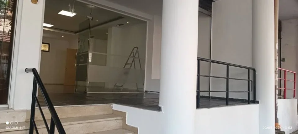 Tirane, jepet me qera dyqan Kati 0, 70 m² 900 € (21 DHJETORI)