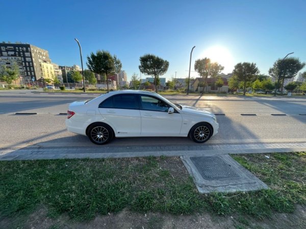 Tirane, shitet makine MERCEDES BENZ C CLASS W204 Nafte, e bardhë manuale Klima 210 km 6.500 €