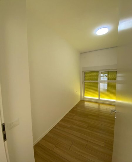 Tirane, jepet me qera apartament 2+1+Ballkon Kati 4, 68 m² 400 € (Ali Demi)