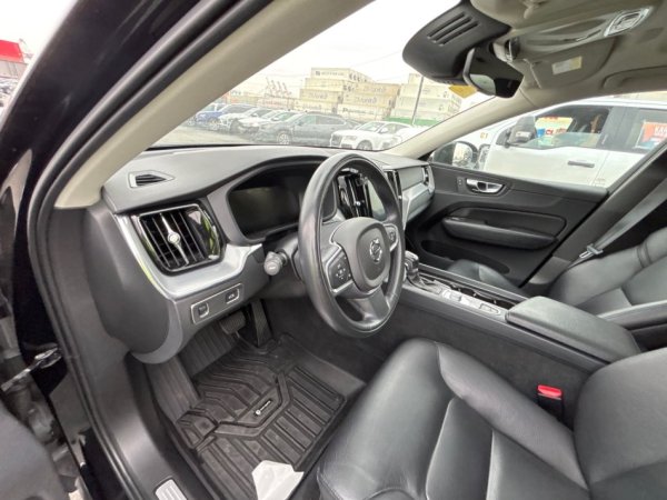 Tirane, shes makine Volvo XC60 viti 2018 Benzin, e zeze automatik Kondicioner 150.000 km 1 €