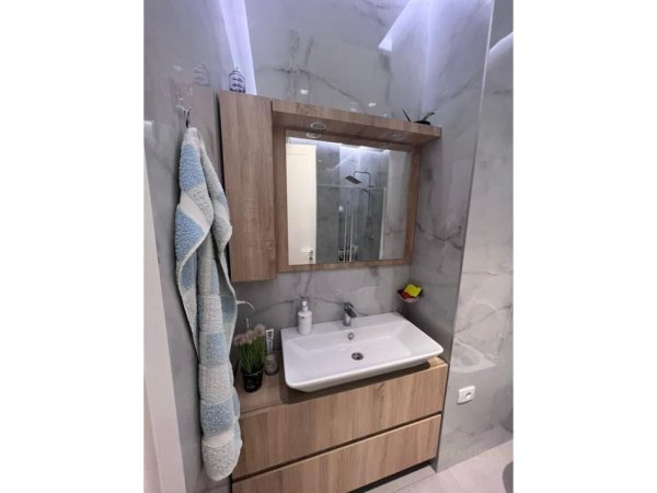 Tirane, jepet me qera apartament 1+1+post parkimi Kati 4, 70 m² 850 € (Kompleksi Delijorgji)