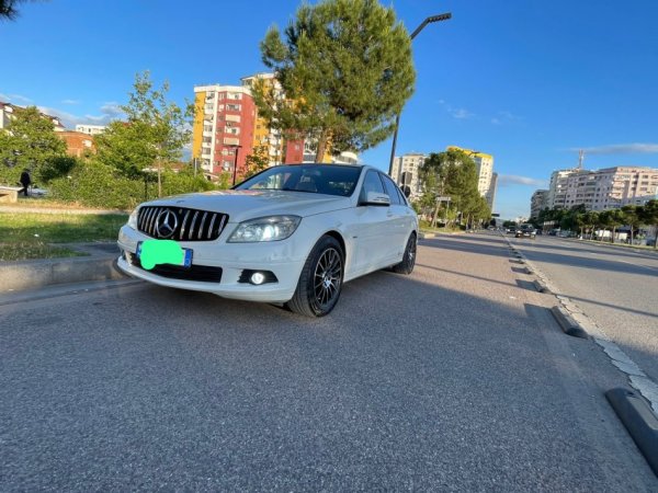 Tirane, shitet makine MERCEDES BENZ C CLASS W204 Nafte, e bardhë manuale Klima 210 km 6.500 €