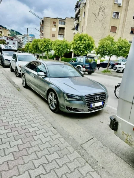 Berat, shitet makine Audi A8L Benzin, gri e erret automatik Klima 210 km 15.000 €
