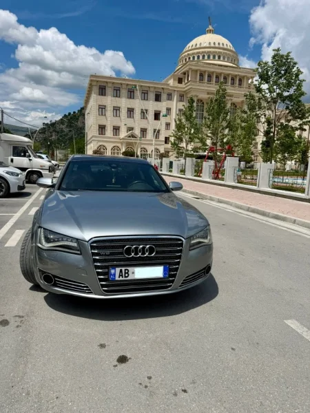 Berat, shitet makine Audi A8L Benzin, gri e erret automatik Klima 210 km 15.000 €