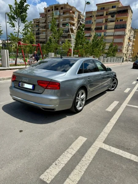 Berat, shitet makine Audi A8L Benzin, gri e erret automatik Klima 210 km 15.000 €