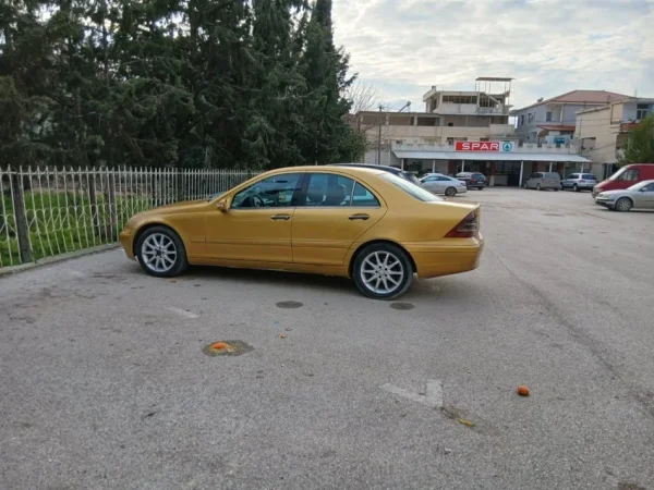 Lushnje, shes makine MERCEDES BENZ Nafte, e verdhë 1.950.001 €