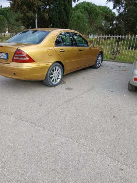 Lushnje, shes makine MERCEDES BENZ Nafte, e verdhë 1.950.001 €
