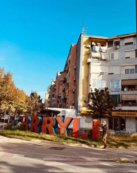 Shitet apartament 2+1  190.000 € (BRRYLI)