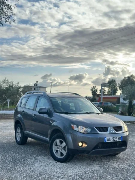 Lushnje, shes makine Mitsubishi Outlander Nafte, gri metalizato manuale Klima 250 km 4.500 €