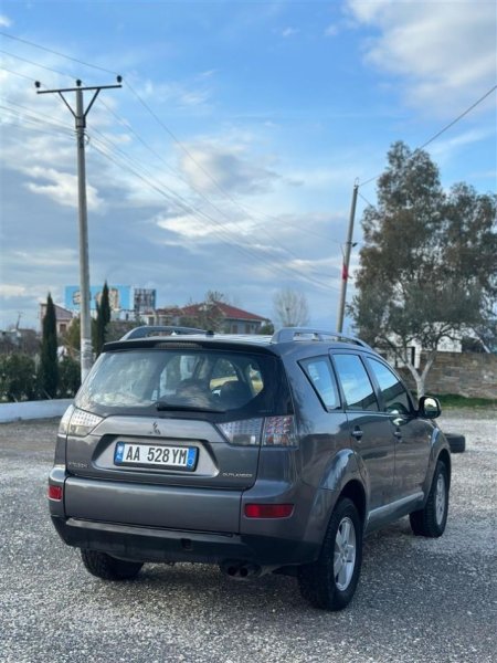 Lushnje, shes makine Mitsubishi Outlander Nafte, gri metalizato manuale Klima 250 km 4.500 €