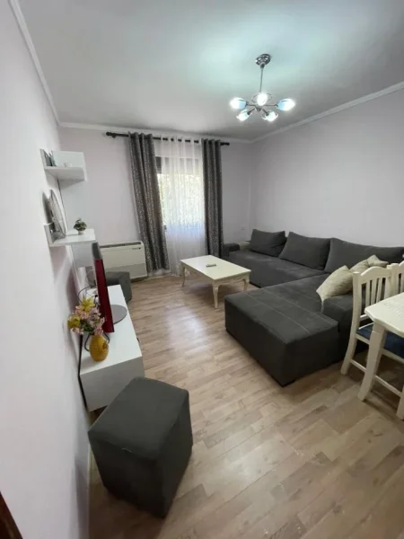 Tirane, jepet me qera apartament 2+1 Kati 1, 75 m² 500 € (irfan tomini)
