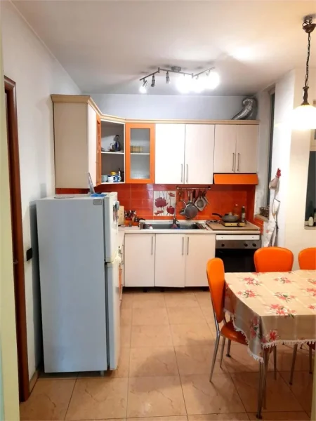 Tirane, jepet me qera apartament 2+1+Ballkon Kati 4, 94 m² 1.000 € (Rr. MYSLIM SHYRI)