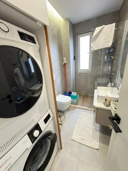 Tirane, shitet apartament 1+1 Kati 3, 64 m² 160.000 € (rruga e dibres)