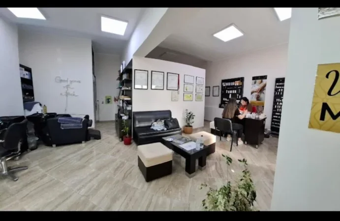 Berat, shes Shitet biznesi sallon bukurie 14.000 €