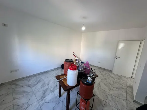 Tirane, jepet me qera apartament 2+1 Kati 3, 78 m² 350 € (rruga e dibres)