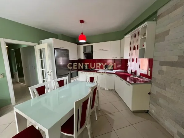 Tirane, jepet me qera 2+1+Ballkon Kati 4, 500 € (yzberisht)
