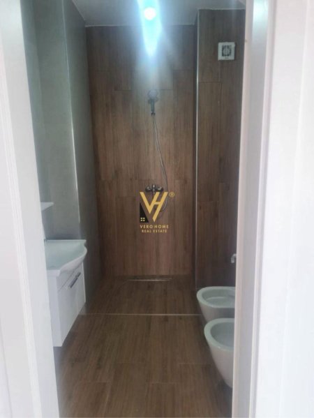 Tirane, jepet me qera zyre Kati 9, 75 m² 700 € (RRUGA TEFTA TASHKO)