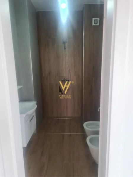 Tirane, jepet me qera zyre Kati 9, 75 m² 700 € (RRUGA TEFTA TASHKO)