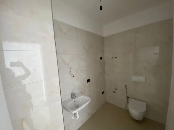 Shqiperi, shitet apartament 1+1 ,