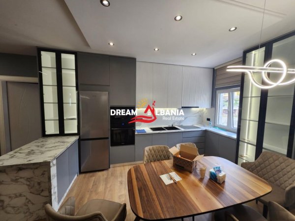 Tirane, jepet me qera apartament 2+1 , 120 m² 1.000 € 