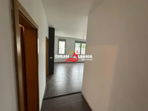 Tirane, jepet me qera zyre , 116 m² 650 €