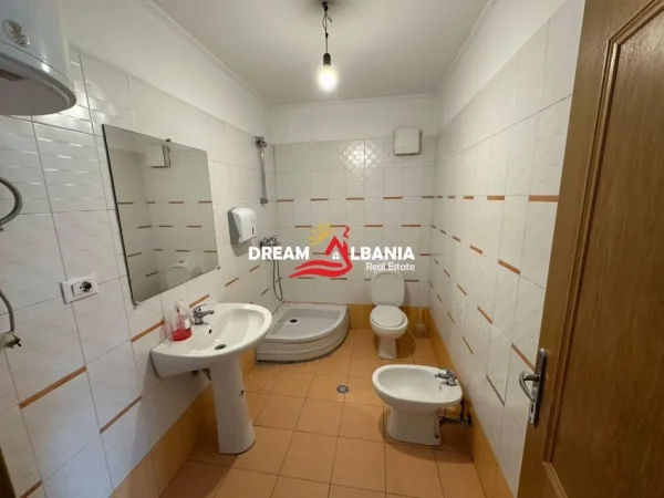 Tirane, jepet me qera zyre , 116 m² 650 €